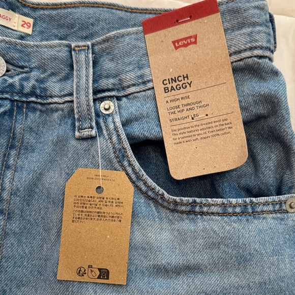 Levi's Classic Blue Relaxed Women’s Jeans - Picture 2 of 5